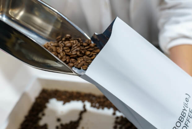 ROBBY(i.e.)COFFEE 小ロット焙煎で実現する、常に新鮮な珈琲豆をご提供。ご自宅でも香り豊かな珈琲をお楽しみいただけます。